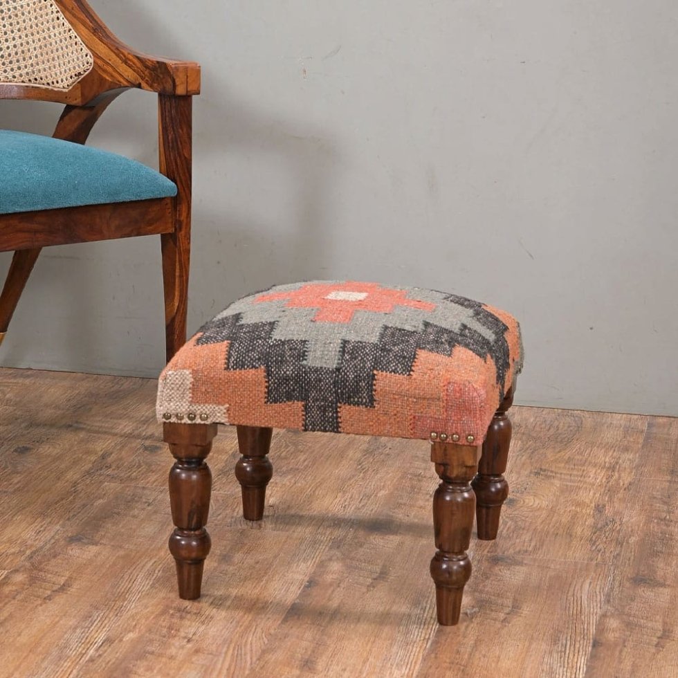 Wielokolorowy geometryczny kilim stołek otomana