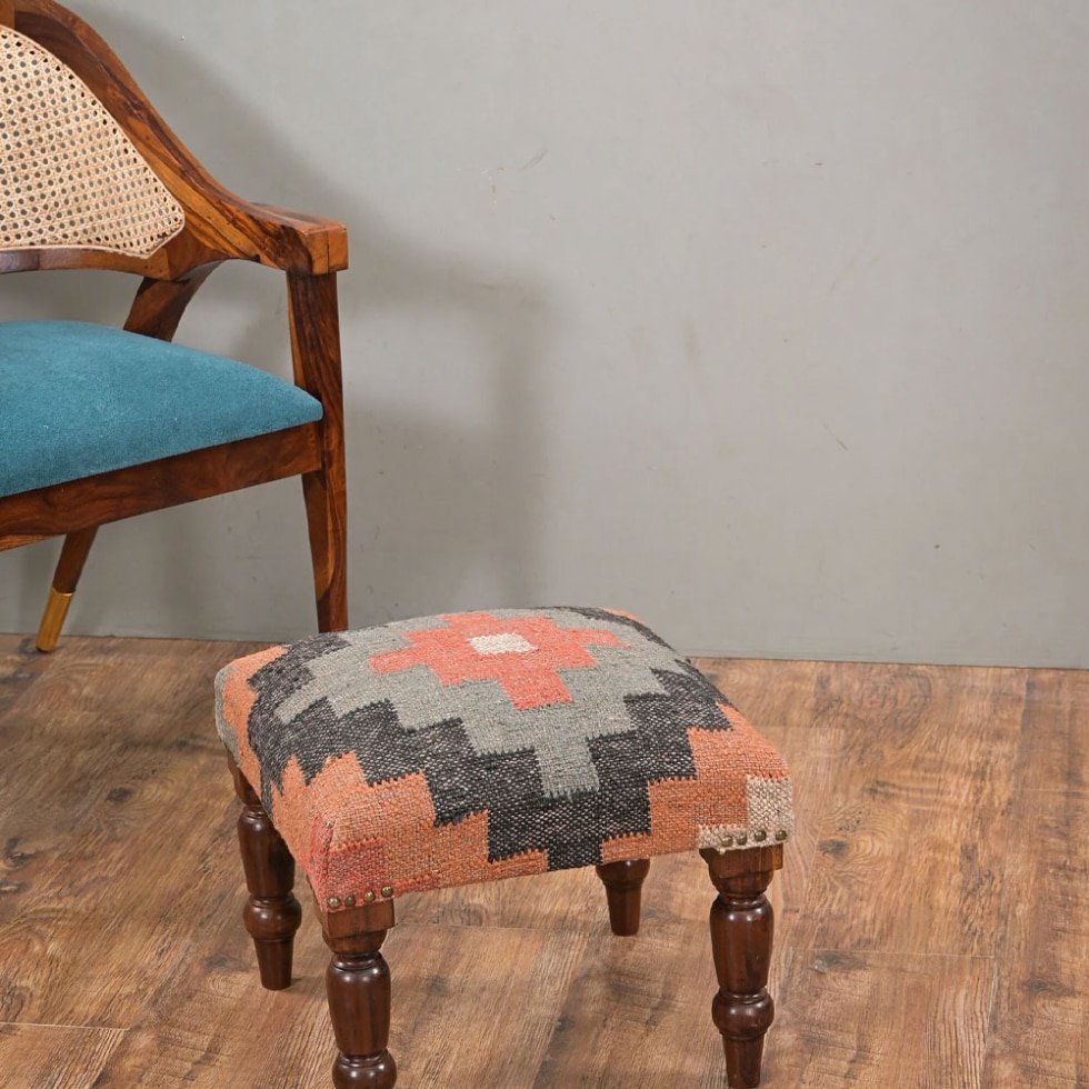 Wielokolorowy geometryczny kilim stołek otomana