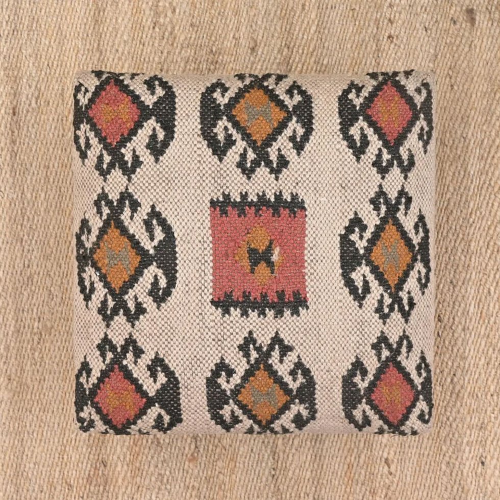 Mała otomana tapicerowana białym kilimem navajo