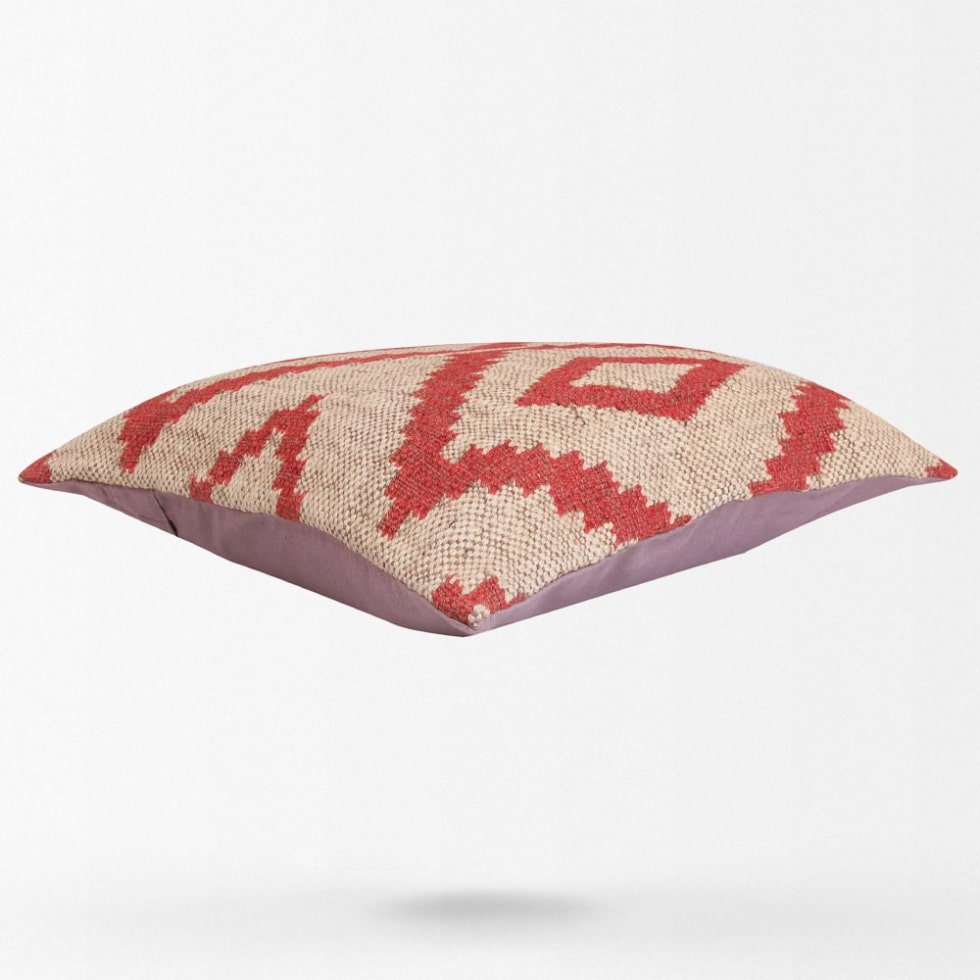 Biało-czerwone poduszki kilim w romby