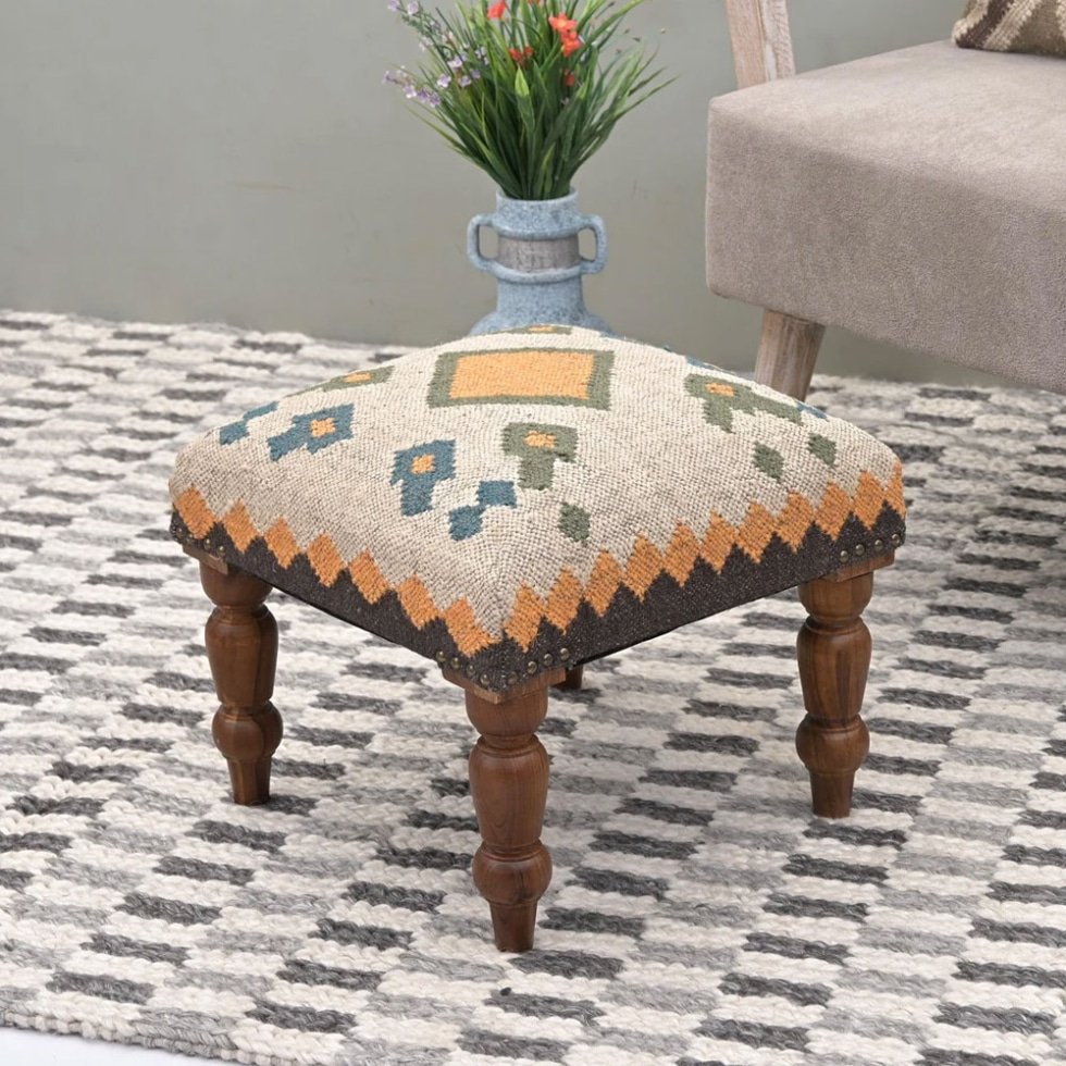 Biały kwadratowy stołek kilim otomana