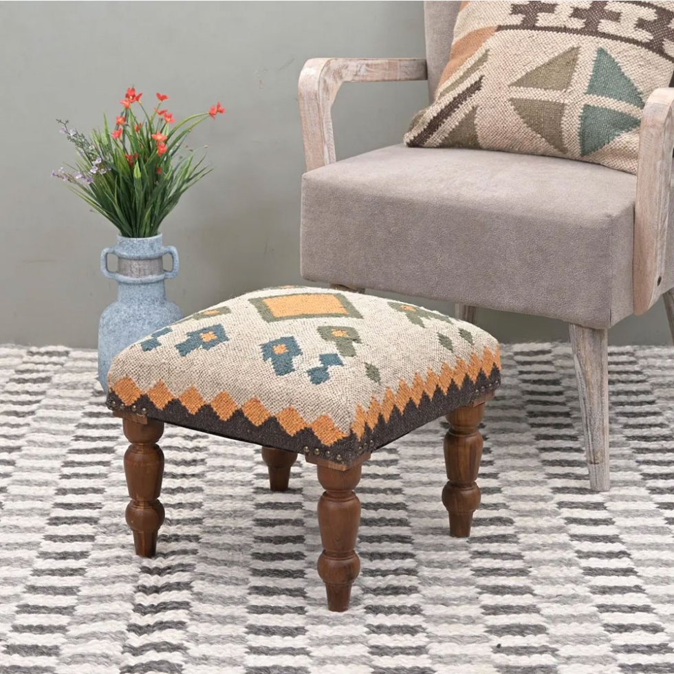 Biały kwadratowy stołek kilim otomana