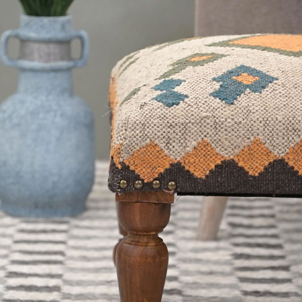 Biały kwadratowy stołek kilim otomana