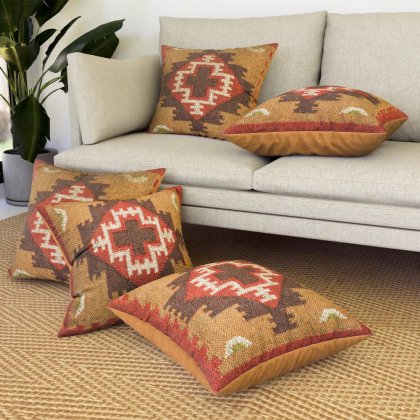 Żółte ozdobne poduszki kilim